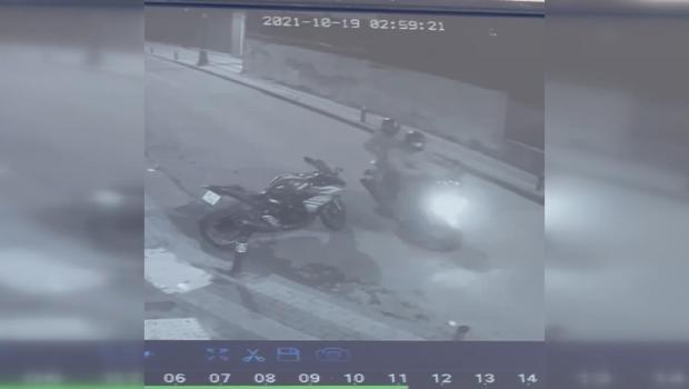 Üsküdar'da motosiklet hırsızlığı güvenlik kamerasında