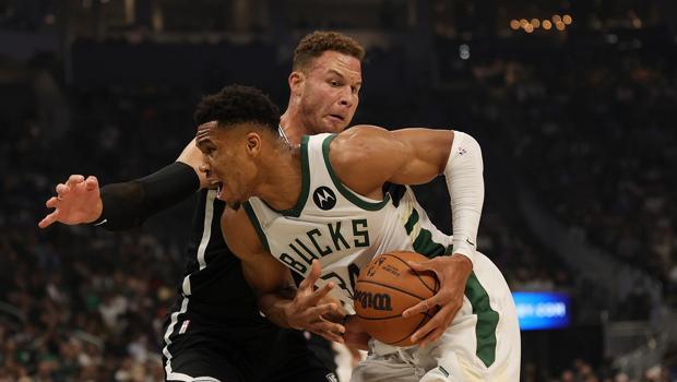 Son şampiyon Bucks sezonu galibiyetle açtı Son şampiyon Bucks sezonu galibiyetle açtı