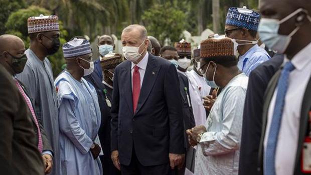 Cumhurbaşkanı Erdoğan, Nijerya'da resmi törenle karşılandı