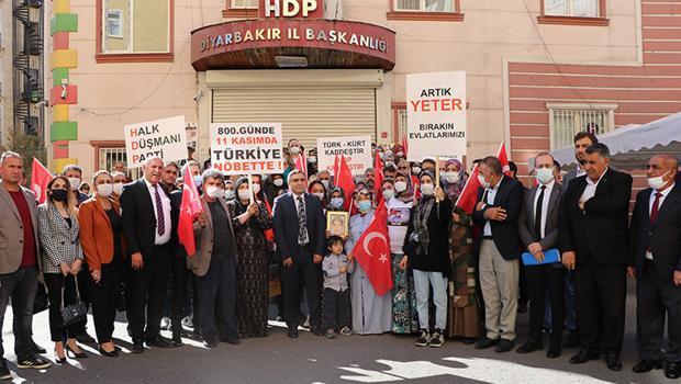 Evlat nöbetindeki aileleri ziyaret eden Kaymakam Karaaslan: Bu mücadele büyük bir mücadeledir