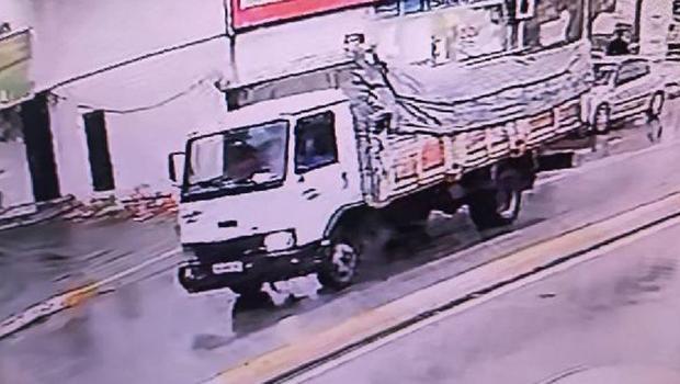 Tuzla'da caddeyi kaplayan gizemli köpüğün sırrı çözüldü