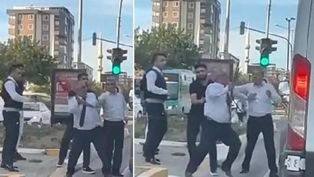 Otobüs şoförü, yol verme tartışmasında minibüsün önünü kesip sopayla saldırdı