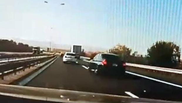 Trafik canavarlarının yarışı kazayla bitti! Korkunç anlar kamerada