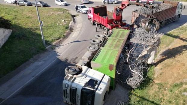 Demir yüklü kamyon devrildi: Sokak bir süre trafiğe kapatıldı