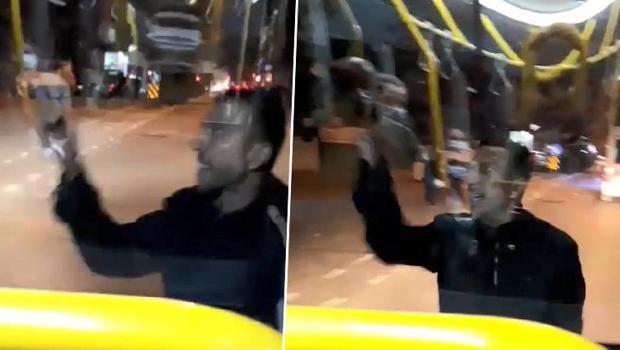 Halk otobüsünün önünü kesip, bıçakla camına hasar verdi