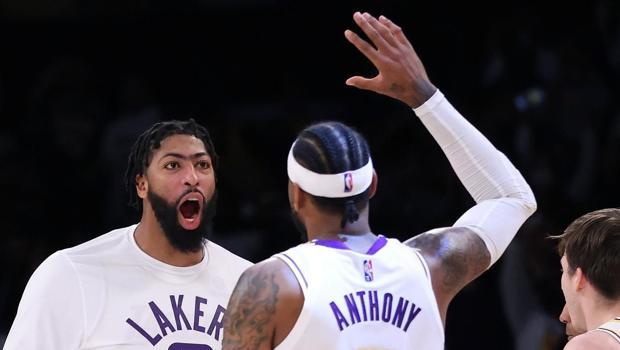 Los Angeles Lakerstan sezonun ilk galibiyeti