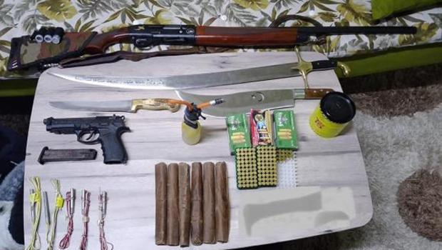 Sevgilisine şiddet uygulayan galericinin iş yerinde dinamit, tabanca ve tüfek bulundu