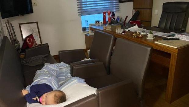 2 yaşındaki kızını TBMM'de uyutan AK Partili Bahar Ayvazoğlu'ndan 'annelik makamı' paylaşımı