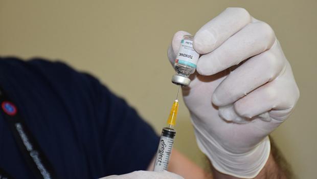 Kırıkkale'de TURKOVAC'ın Faz-3 çalışmaları için gönüllüler aşılanmaya başladı