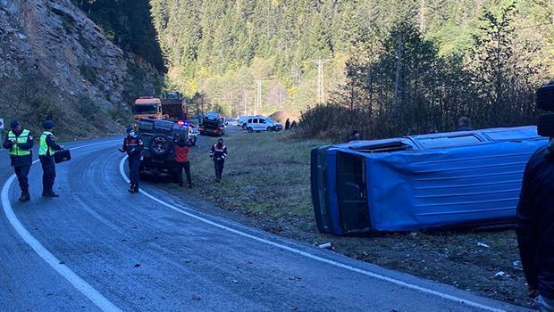 Rize'de cezaevi aracı devrildi: 11 yaralı