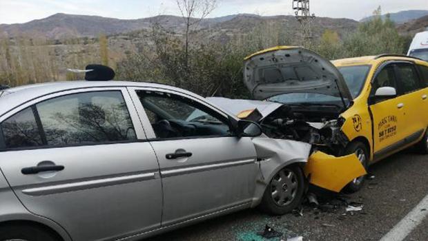 Taksi ile otomobil çarpıştı: 1 ölü, 3 yaralı