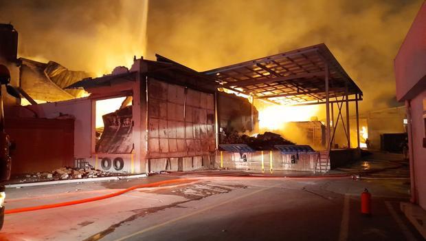 Esenyurt'ta fabrikada çıkan yangına müdahale ediliyor