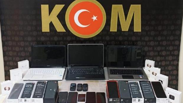 Kaçak cep telefonları ve boğa yılanı ele geçirildi