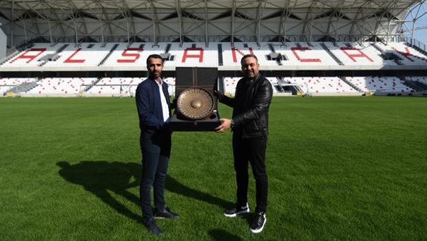 Rashed Al-Marri, Alsancak Stadı'nı gezdi