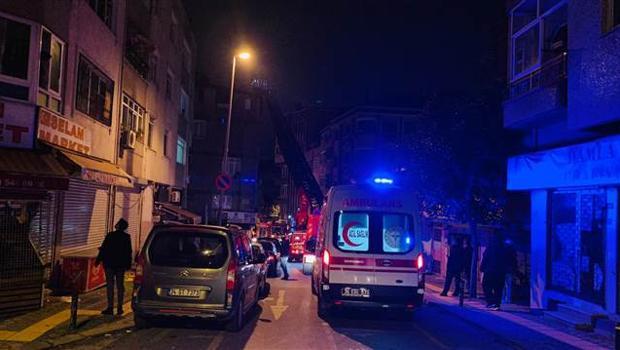 İstanbul'da yangın dehşeti! Alevlerden kurtulmak için aşağı atladılar