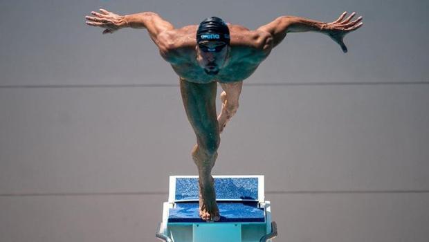Emre Sakçı, 50 metre serbest ve 100 metre kurbağalamada yarı finale yükseldi