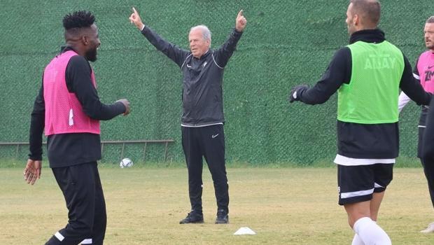 Mustafa Denizli: "Altay sahaya 11 kişi çıktığı sürece..."