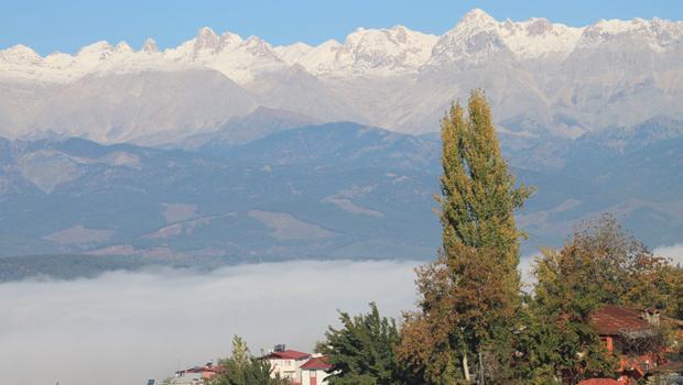Adana'nın yüksek kesimlerine kar yağdı