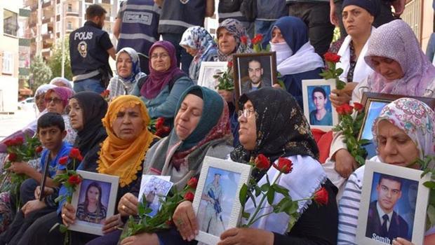 Evlat nöbeti tutan annelerden biri daha çocuğuna kavuştu