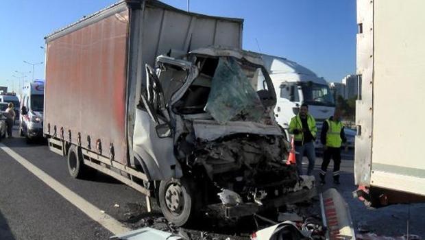 Çekmeköy'de feci kaza! Kamyon şoförü ağır yaralandı