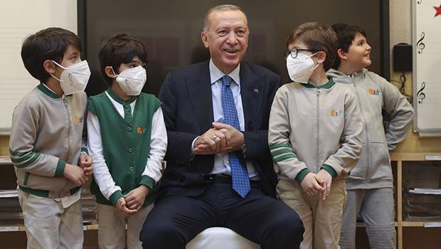 Cumhurbaşkanı Erdoğan çocuklarla şarkı söyledi