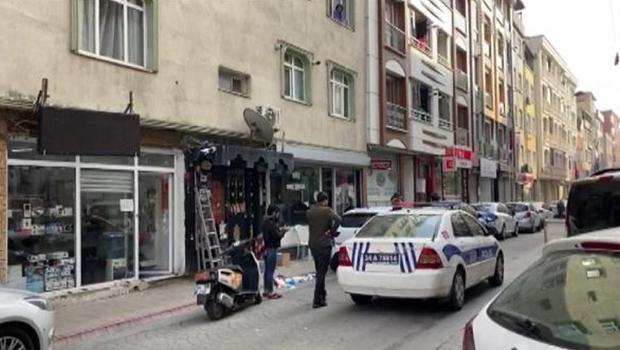 Evde başından silahla vurulmuş halde bulundu!