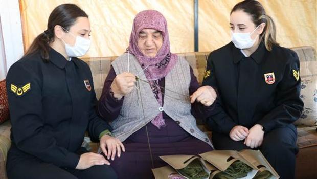 Ördüğü yün çorapları Suriyeye gidecek askerlere hediye etti