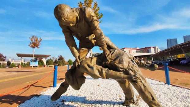 Karabük'te tartışma yaratan heykeller! Rektörden açıklama geldi