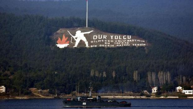 Rus savaş gemisi, devriye botu ve römorkörü Çanakkale Boğazı'ndan geçti