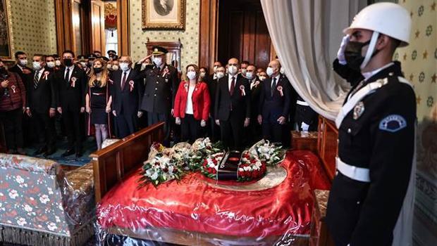 Atatürk, hayata gözlerini yumduğu Dolmabahçe Sarayı'ndaki odasında törenle anıldı