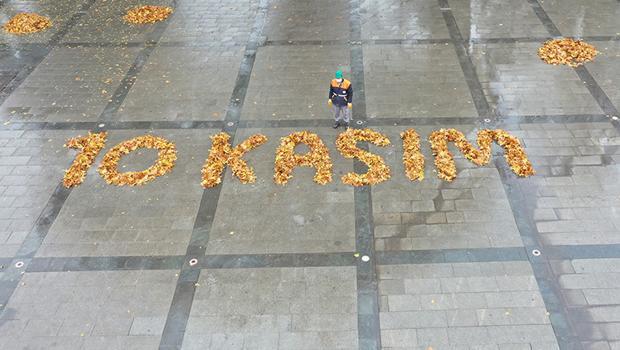 Tokat'ta temizlik işçisi yapraklarla '10 Kasım' yazdı