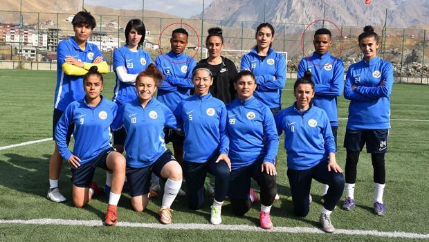 Hakkari'de 2 Afrikalı kadın futbolcu! Hakkarigücü Spor...