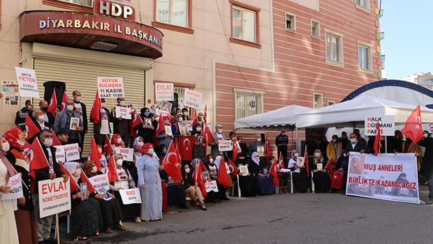 Evlat eyleminin 800'üncü gününde Şehitlere Saygı Yürüyüşü