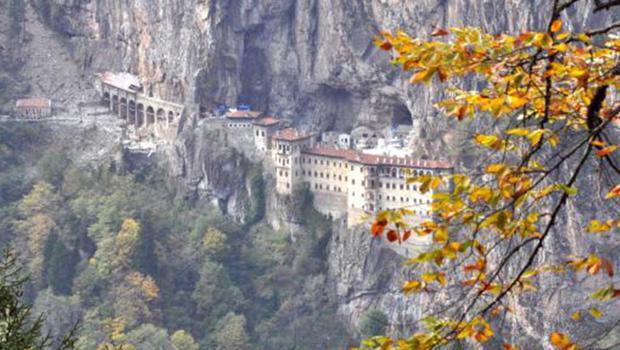 Sümela Manastırı'nı tehdit eden 360 tonluk kaya sabitleniyor