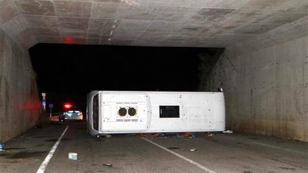 Askerleri taşıyan servis midibüsü devrildi: 14 yaralı