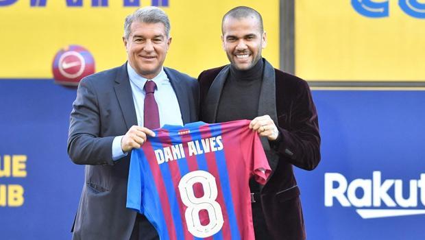 Dani Alves, Barcelona ile sözleşme imzaladı! Iniesta ve Stoichkov'a atfen 8 numara...