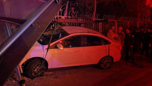 Son dakika: İstanbul'da otomobil otobüs durağına daldı! Ölü ve yaralılar var