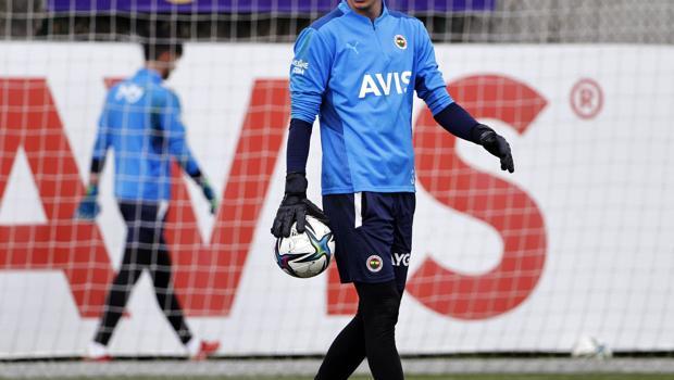 Son Dakika: Fenerbahçe'de Berke Özer idmana çıkmadı! Altyapıdan kaleci takviyesi...