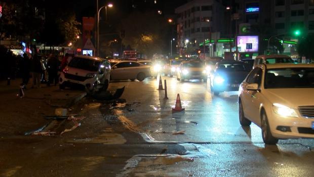 Bağdat Caddesi'nde feci kaza! Uğur Meleke'nin de aracına çarptı