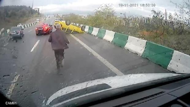 Ehliyetsiz sürücü terör estirdi: Otomobille makas attı, taksiye çarptı