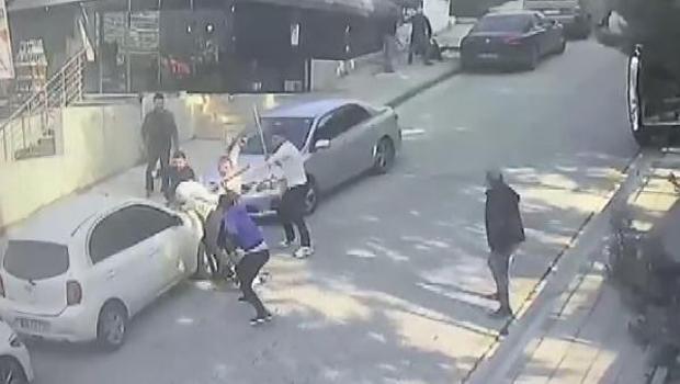 Küçükçekmece'de dehşet anları! Dakikalarca sürdü, 2 kişi yaralandı