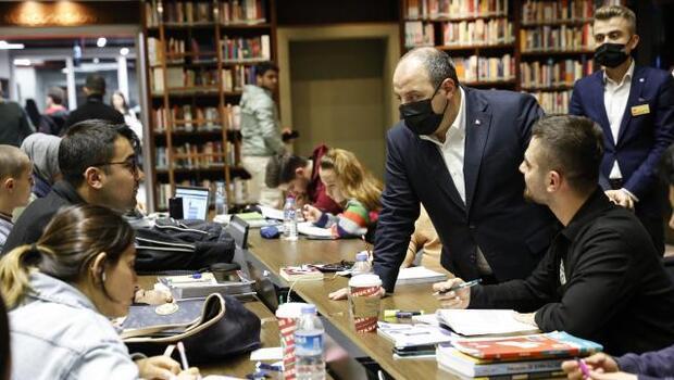 Bakan Varank, Fatih Merkez Kütüphanesinde gençlerle buluştu