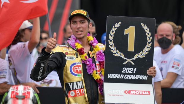 Cumhurbaşkanı Yardımcısı Fuat Oktay, dünya şampiyonu olan Toprak Razgatlıoğlu'nu kutladı