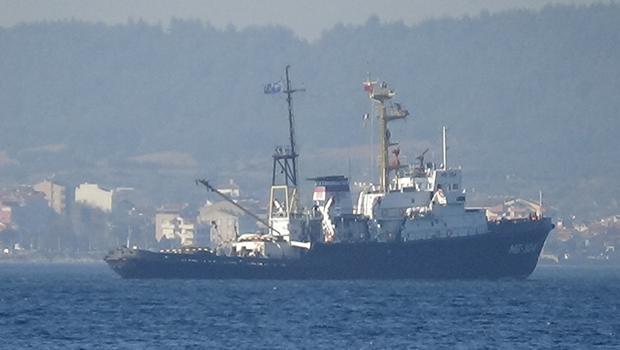 Rus askeri römorkörü ile anti-sabotaj botu Çanakkale Boğazı'ndan geçti