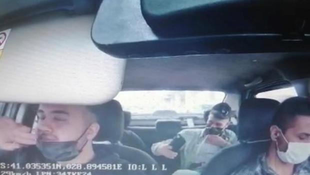 Çaldığı tabanca ile takside fotoğraf çektirdi, yakalandılar