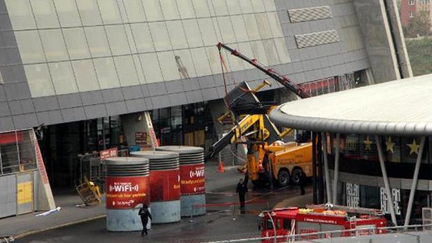Galatasaray'ın stadyumunda vinç devrildi: 3 yaralı