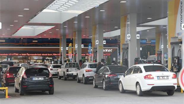 Zam öncesi sürücüler akaryakıt istasyonlarına akın etti.