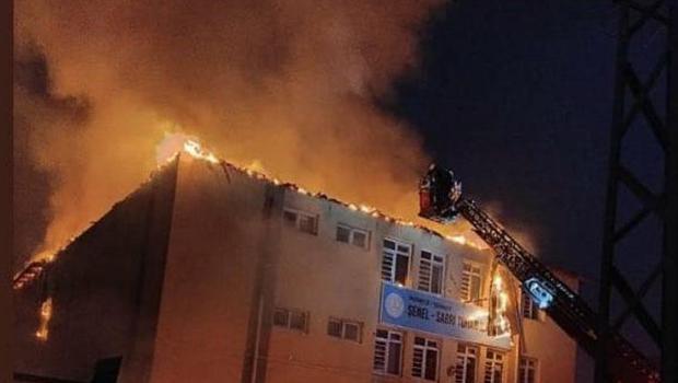 Gaziantep'te okul çatısında yangın! 2 saatlik çalışmayla söndürüldü