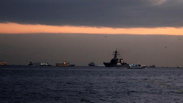 ABD savaş gemisi Boğaz'dan geçti