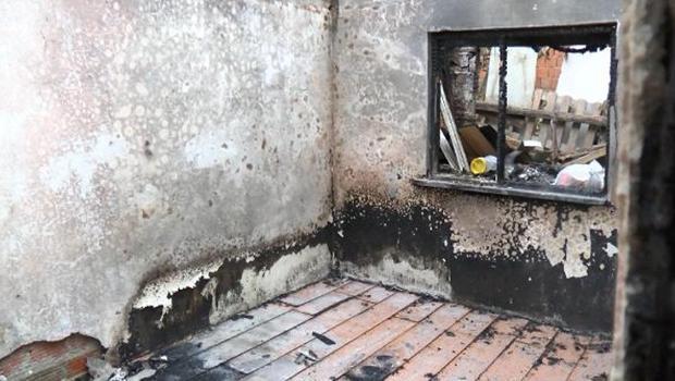 Sultangazi'de yanan gecekondunun tek odasında yaşıyorlar